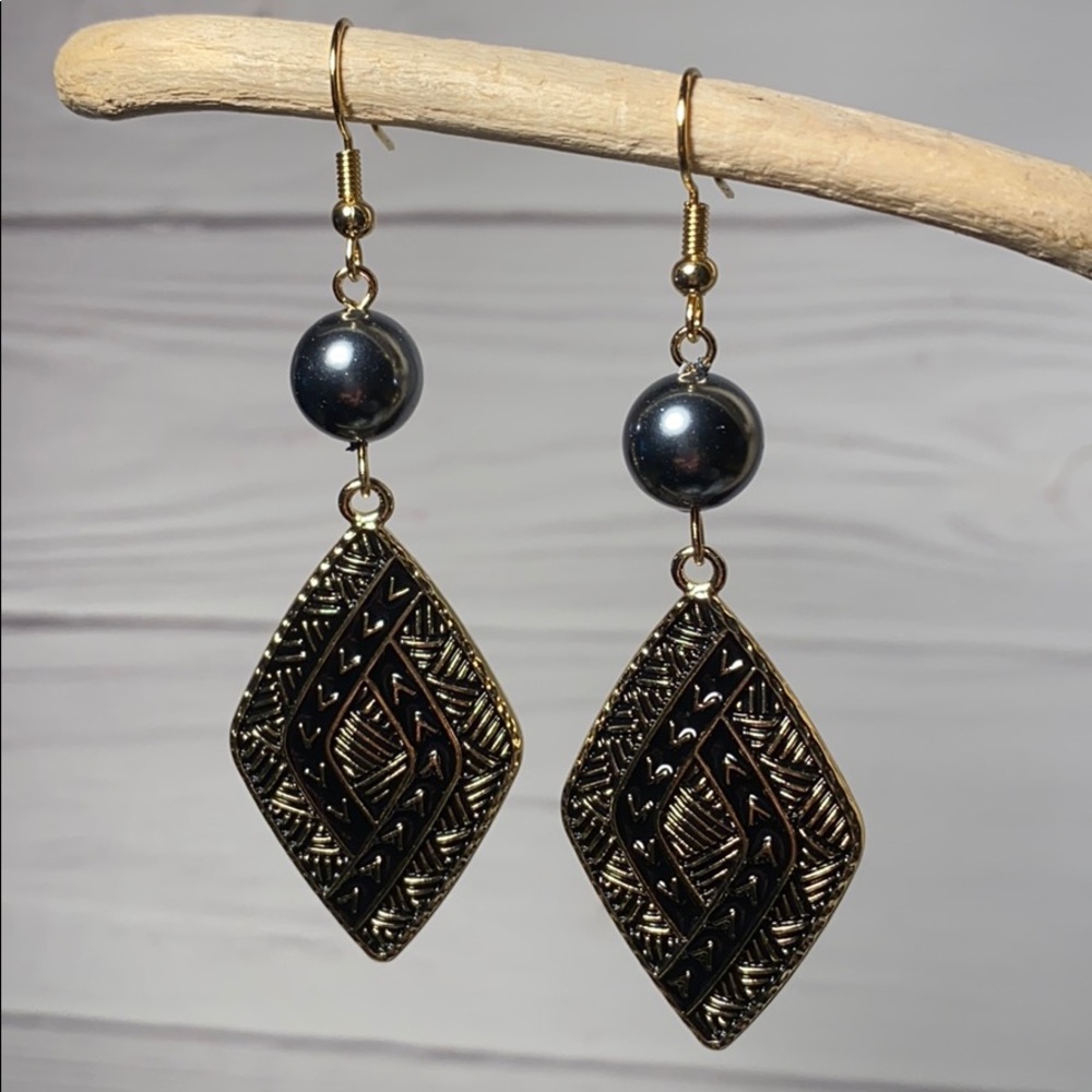 Hawaiian Tribal Black Enamel with Shell Pearl